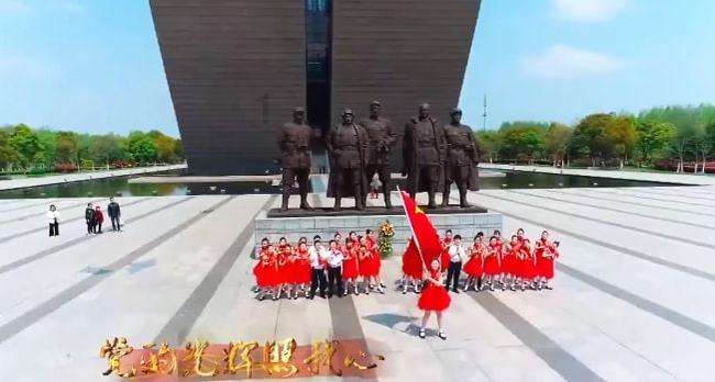 可爱小猫向上跳